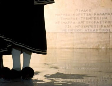 Οι Εύζωνες φόρεσαν τις κάπες τους για να γλιτώσουν από το τσουχτερό κρύο (φωτό)